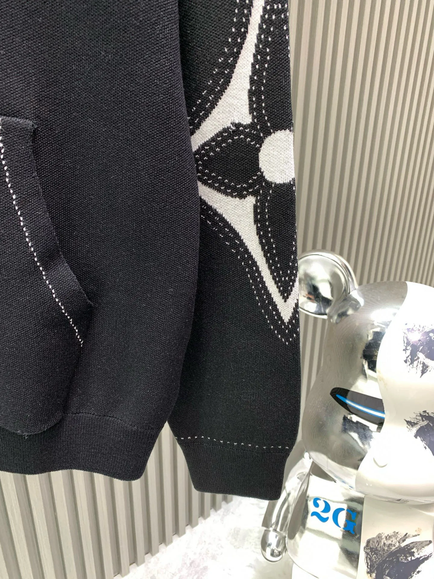 🅿️560 🀄️ Louis Vuitton Louis Vuitton lv intarsia pattern knitted zipper hoodie jacket. It is fashionable and practical and enhances the identity. The trend of low-key luxury, regardless of the occasion and age. Casual fashionable age-reducing artifact, fully showing the charm of fashion and luxury. Fiber cotton yarn texture, made of Stoll CNC fine knitting. It is delicate and soft and has good warmth. It is not tight at all when worn next to the body. Suitable to be worn alone or as an inner layer. The monogram intarsia flower pattern with needlework stitches exudes charming fashion charm. The black and white color matching reflects the perfect contrasting design. It is avant-garde and full of trendy beauty. The overall beauty is unquestionable. The inscribed zipper placket and dotted line design create an open-line look. The edges of the ribbed cuffs and hem are neat and detailed. Many details of the design will be visible at a glance. Can be worn with couples in the same style for both men and women.